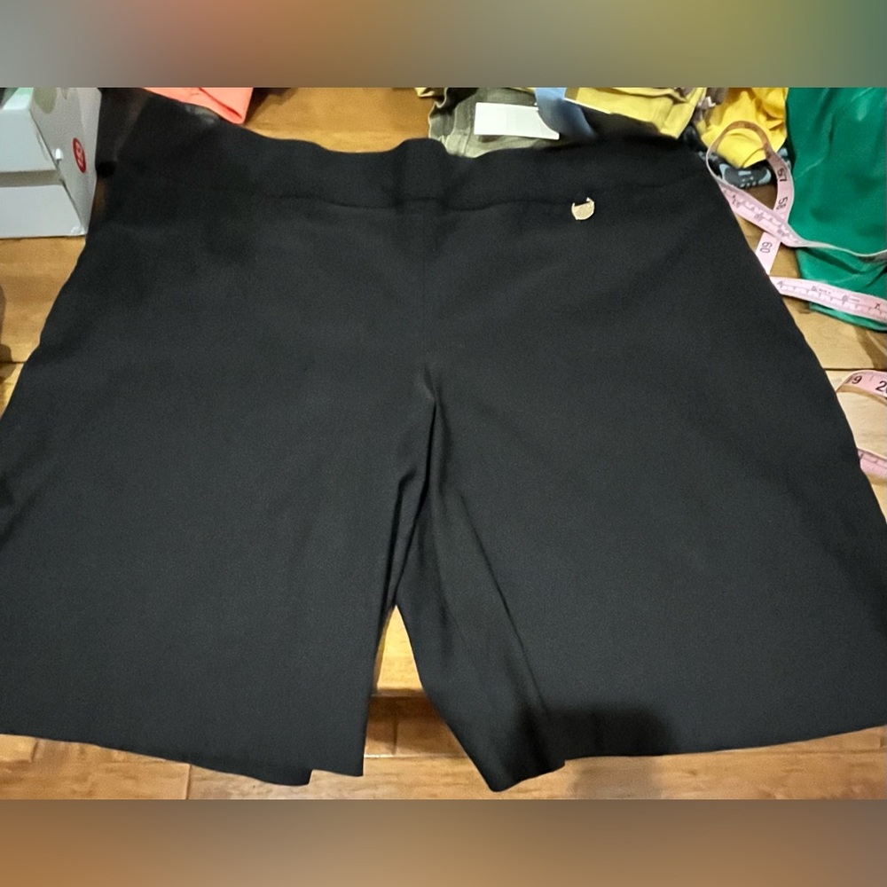 Ellen Tracy Black Wide-Leg Long Shorts